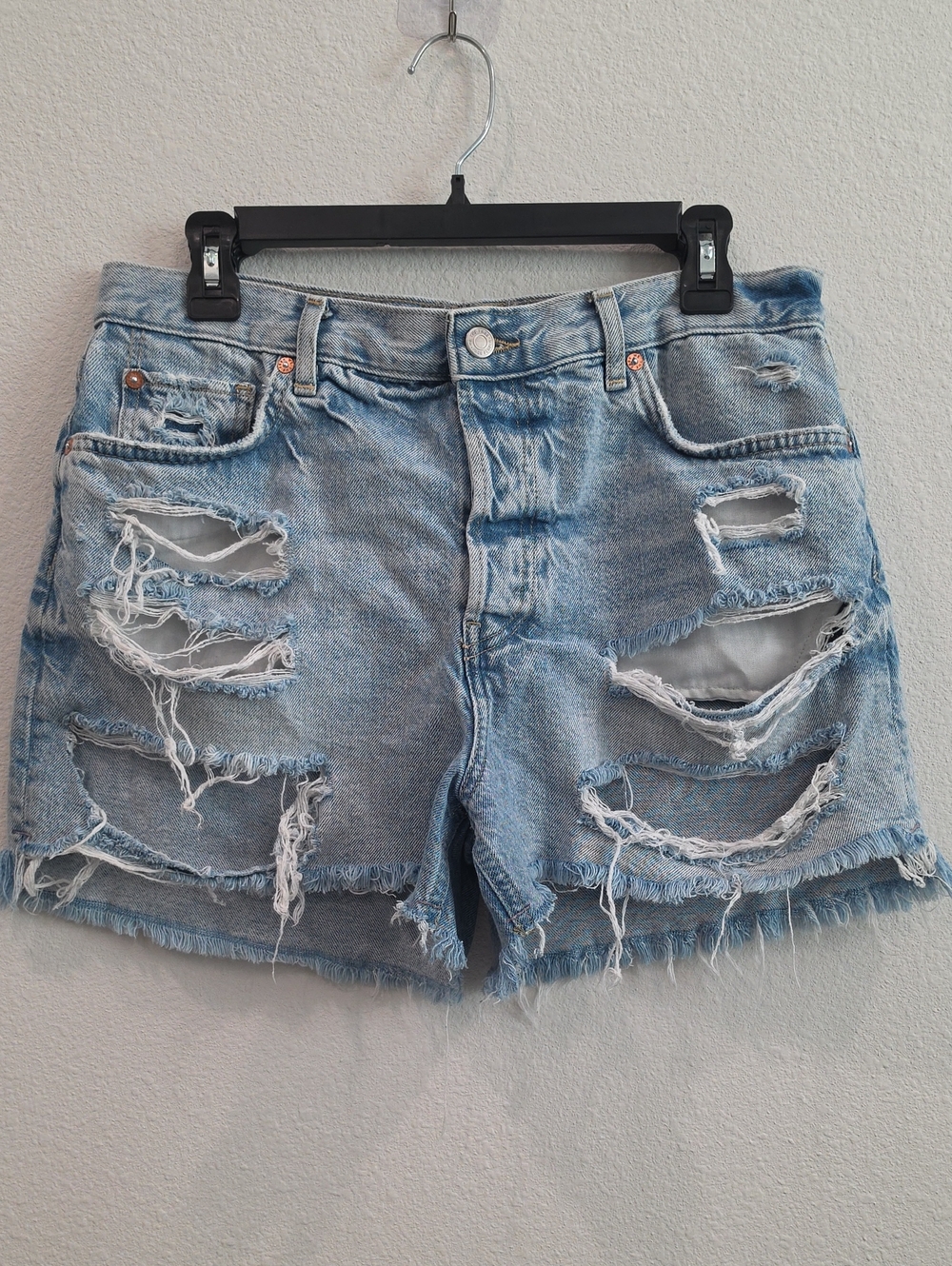 Free People Maggie Mid Rise Distressed Denim Shorts in Kiss Me Size 30
